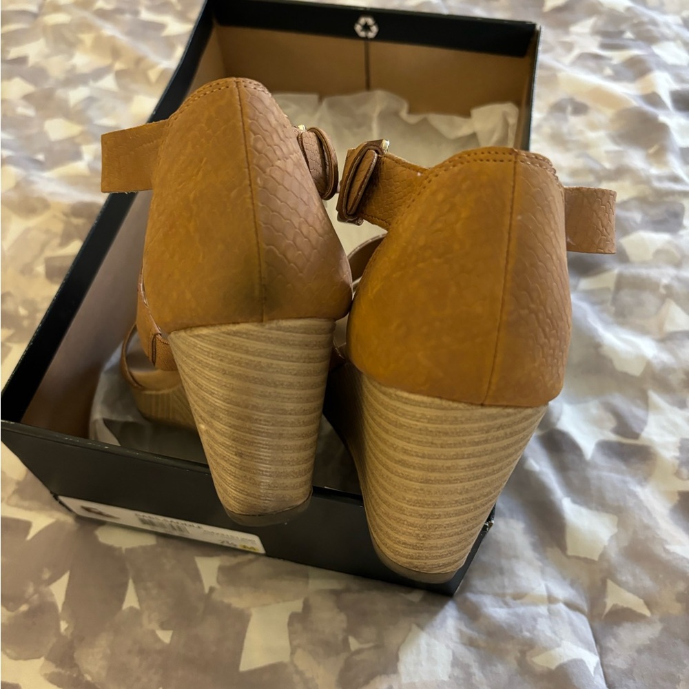 WORN ONCE - Dr. Scholl’s Wedge Sandal - Picture 4 of 6